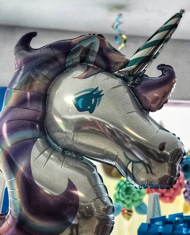 Globo de unicornio y flores de papel