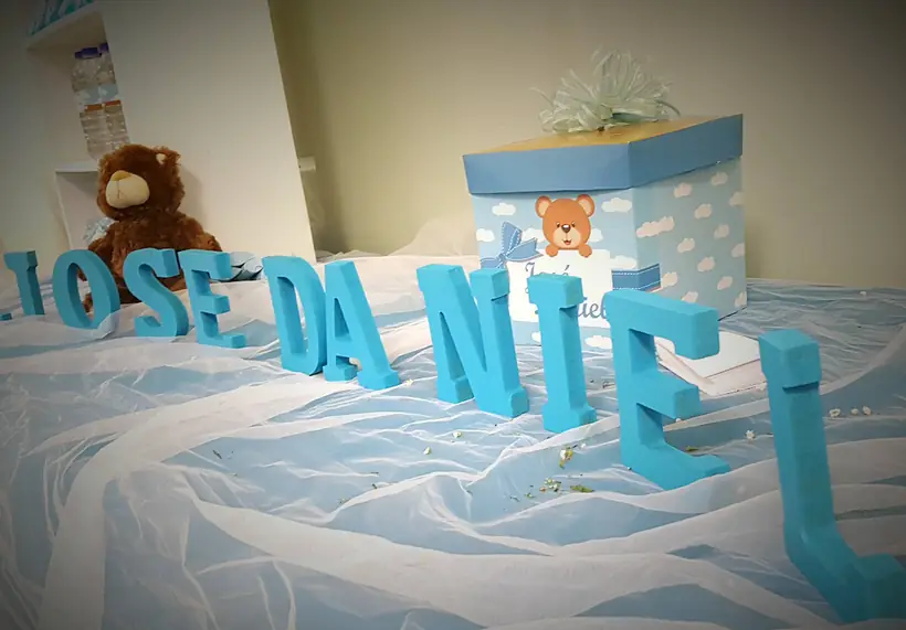 Letras y regalos de un baby shower